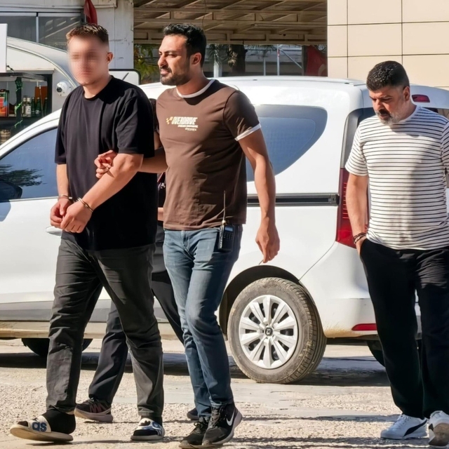 Arkadaşını silahla tehdit edip, başkasına olan borcunu ödeten şüpheli yakal...