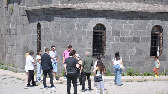 Ermenistanlı gazeteciler Kars'ı Keşfetti: Türkiye-Ermenistan medya değişim programı kapsamında tarih ve kültür turu
