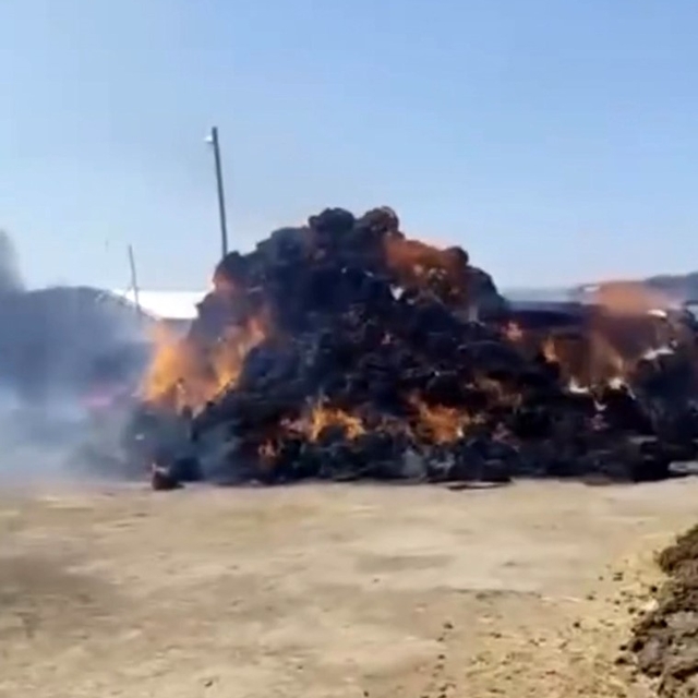 Iğdır'da ot balyaları alevlere teslim oldu