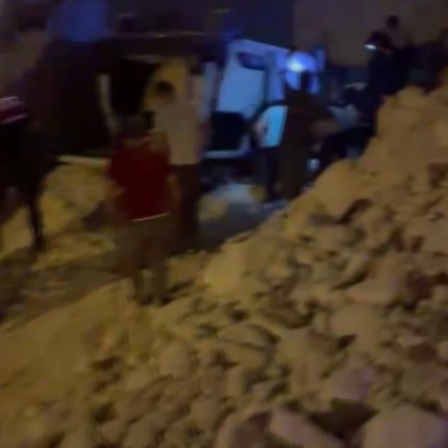 Yol çalışma alandaki çukura düşen otomobildeki 3 kişi yaralandı