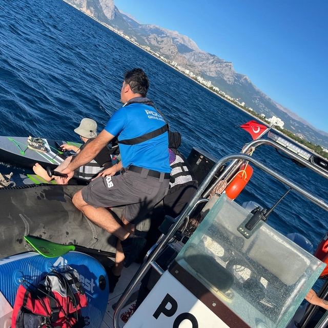 Rüzgarla 2 mil açığa sürüklenen 38 SUP'cuyu deniz polisi kurtardı