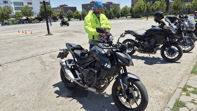 Sıcak hava bahanesiyle koruyucu ekipmanlarını ihmal eden motosiklet sürücülerine önemli uyarılar
Motosiklet eğitmeni Halil İbrahim Üçyılmaz:
"Sürüş güvenliği için çok gerekli olan ekipmanlaı yaz kış mutlaka kullanın"
"Belli hızdan sonra asfaltın ısısı 600-700 dereceye çıkıyor"