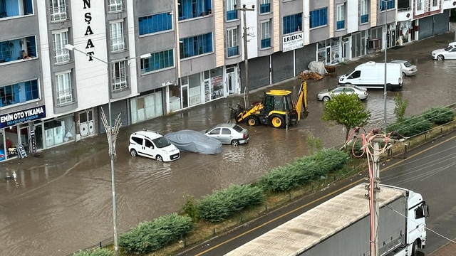 Erzurum'da etkili olan sağanak yüzünden sürücüler yolda ilerlemekte güçlük çekti