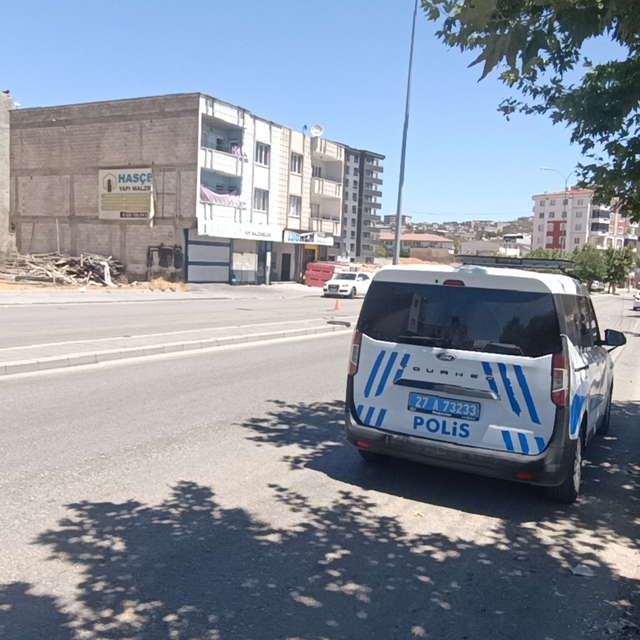 Boşanma aşamasındaki eşini tabancayla ağır yaraladı