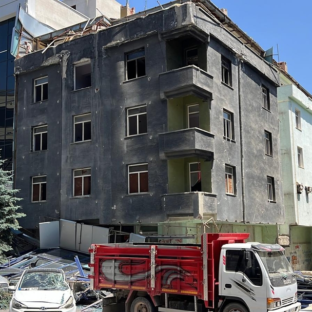 Atıl haldeki hastane binasının dış cephesi çöktü, 2 otomobil hasar gördü
