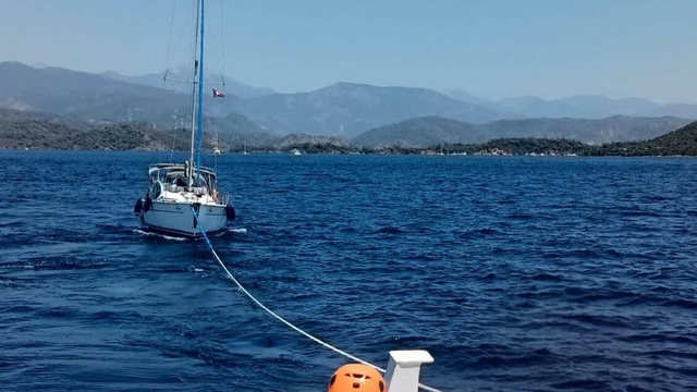 Muğla'da makine arızası nedeniyle sürüklenen tekne kurtarıldı