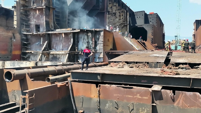 Aliağa'da yakıt tankeri olarak kullanılan gemide yangın