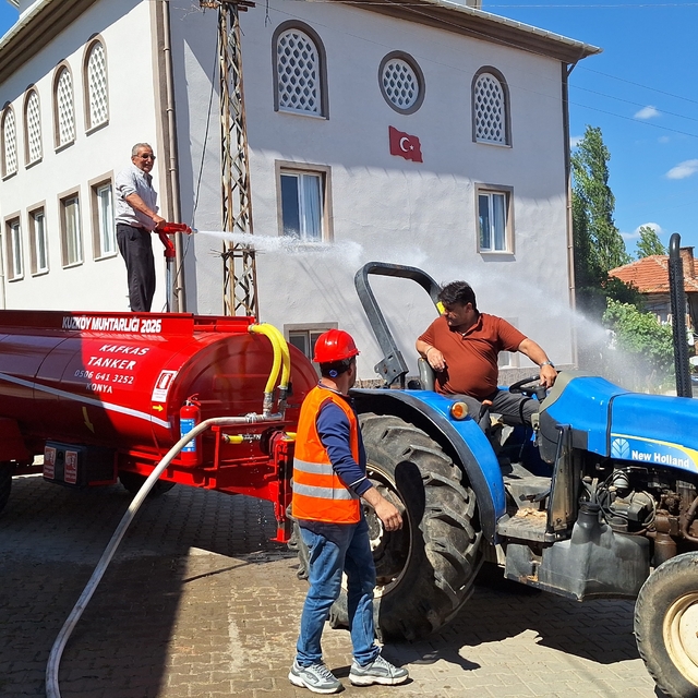 Hayırsever vatandaş bağışladı: Köylüler, itfaiye gelene kadar yangınlara ke...