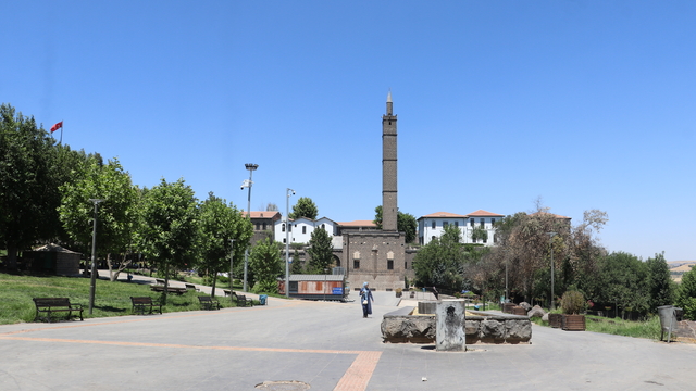 Diyarbakır'da hava sıcaklığı 40 dereceyi geçti, tarihi mekanlar ve sokaklar boş kaldı