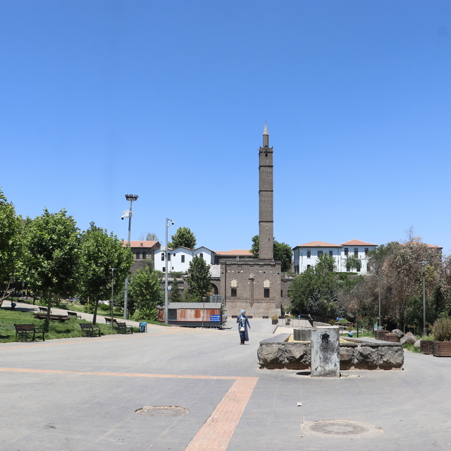 Diyarbakır'da hava sıcaklığı 40 dereceyi geçti, tarihi mekanlar ve sokaklar...