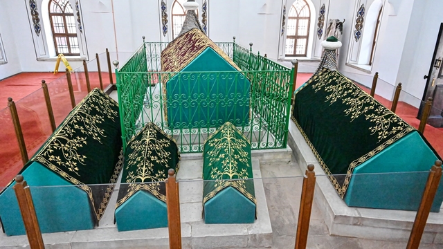 Bursa'da hanedan türbelerindeki puşideler yenileniyor
