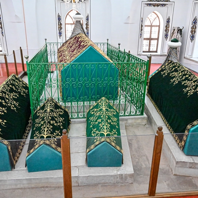 Bursa'da hanedan türbelerindeki puşideler yenileniyor