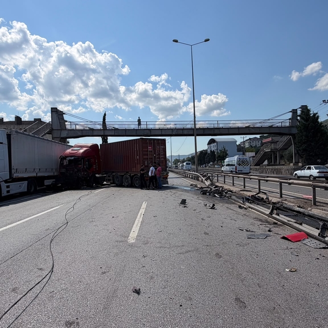 D-100 kara yolunda TIR kazası; ulaşım 1,5 saat durdu