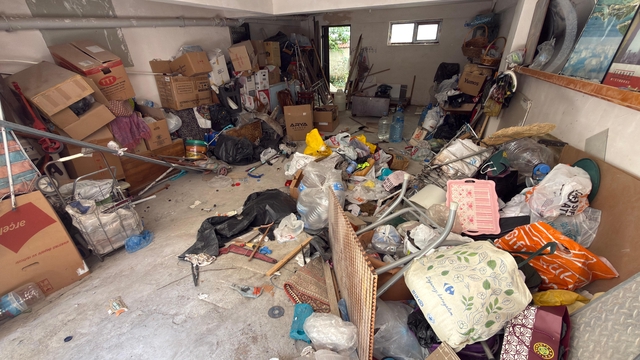 Eskişehir'de bir garajdan 3 kamyon çöp ve atık malzeme çıkarıldı