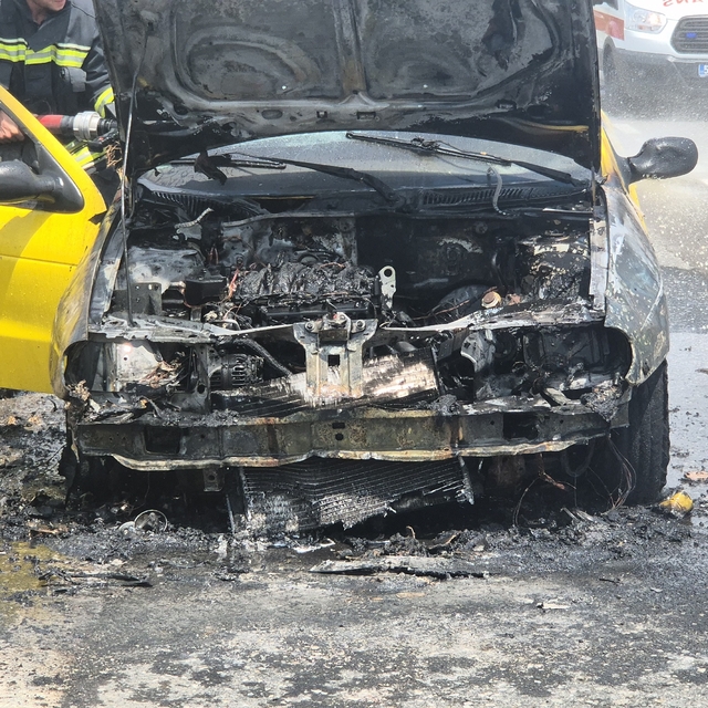 Otomobil alev alev yandı: 5 kişi son anda kurtuldu