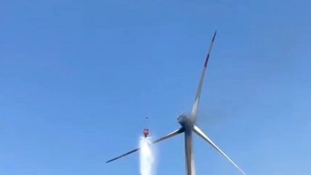İzmir'de rüzgar türbinindeki yangına helikopterle müdahale