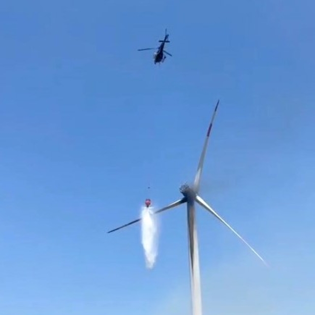 İzmir'de rüzgar türbinindeki yangına helikopterle müdahale