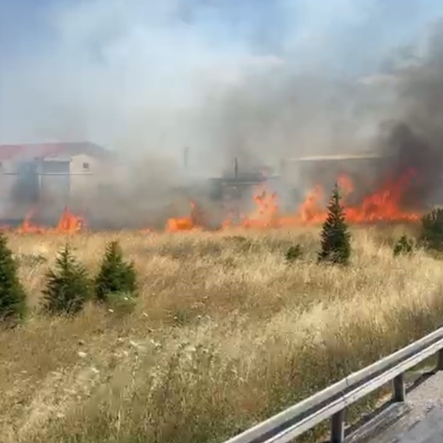 Anız yangını trafikte aksamaya neden oldu