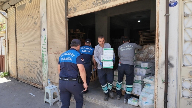 Şahinbey Belediyesi'nden sahte etiket operasyonu
Son kullanma tarihleri değiştirilmiş 600 paket sabun, 2 koli sıvı deterjan ve bebek bezi ele geçirildi