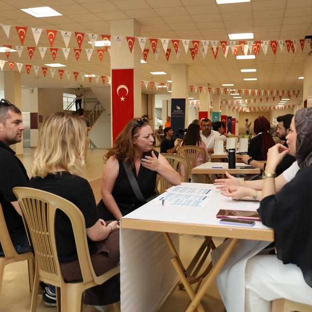 Öğrencilere yol göstermeye devam ediyor