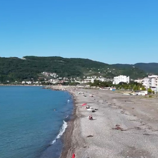 Cide'de selin ardından vatandaşlar sahillerde denize girmeye başladı