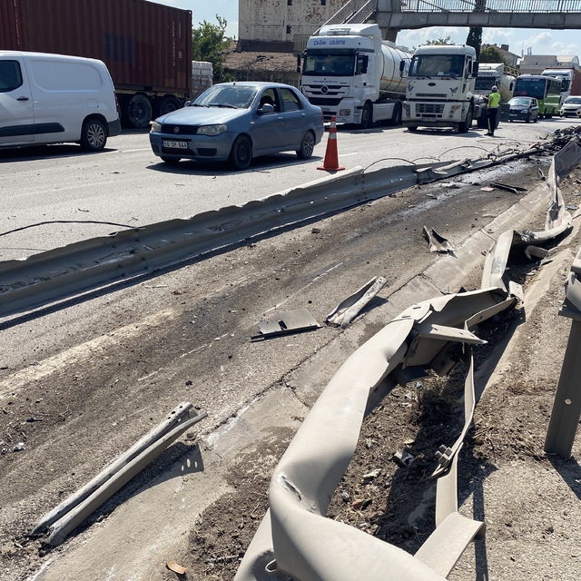 Kontrolden çıkan tır bariyerleri aşarak karşı şeride geçti: 1 yaralı
