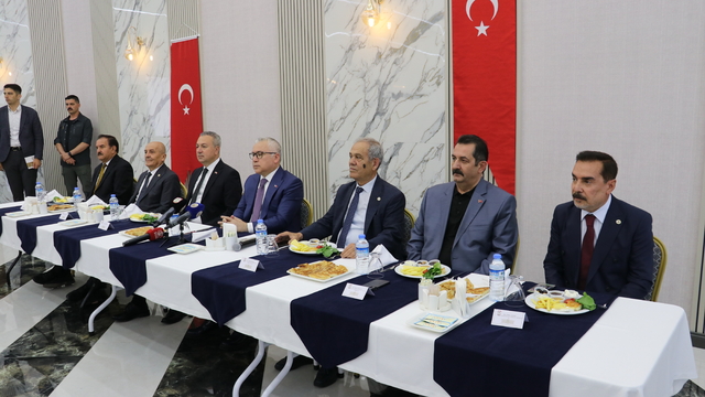 Sivas Valisi Şimşek ve Belediye Başkanı Uzun, basın mensuplarıyla bir araya geldi