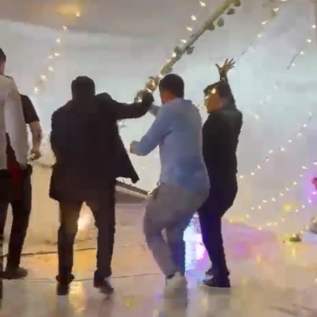 Düğünde oynayanların üzerine tente devrildi, eğlence kısa aranın ardından d...