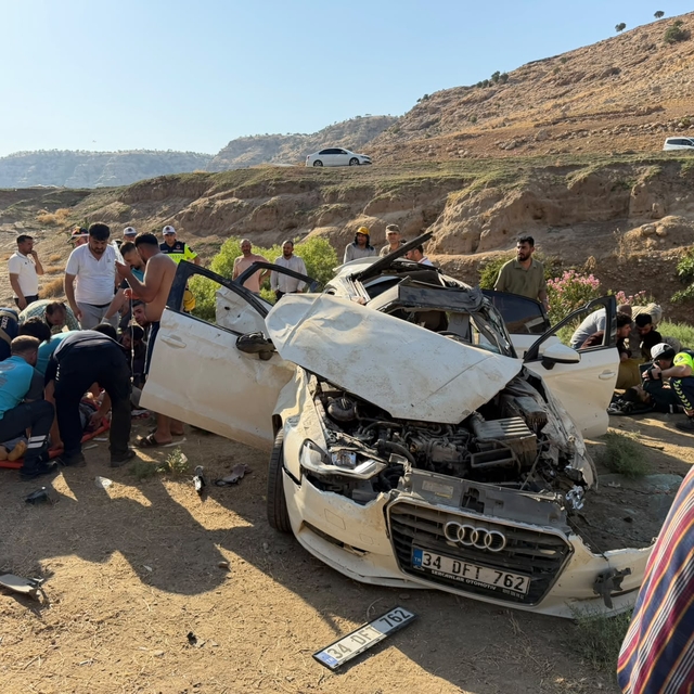 Şırnak'ta otomobil şarampole devrildi: 2 ölü, 2 ağır yaralı (2)
