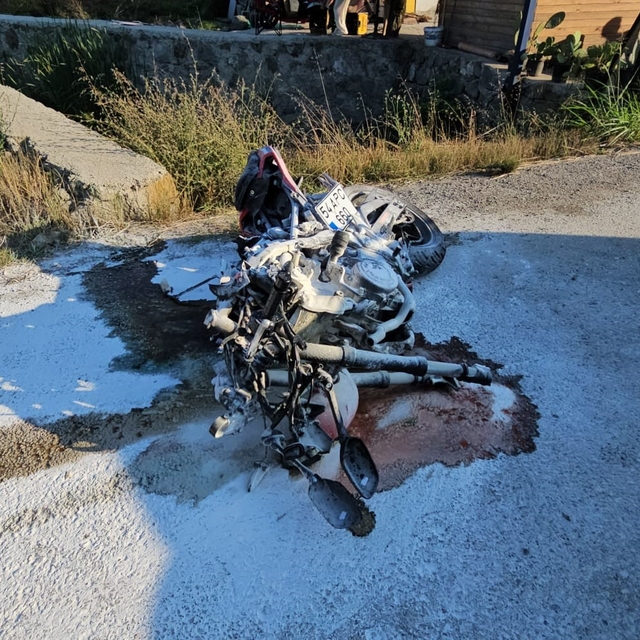 Otomobille çarpışan motosiklet parçalandı: 2 yaralı