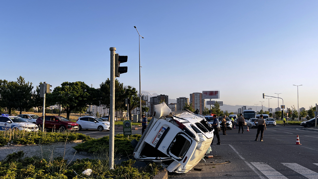 Kayseri'de otomobil ile hafif ticari araç çarpıştı: 4 yaralı