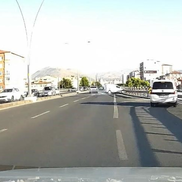 Kontrolden çıkan araç bariyerlere çarptı: Kaza anı kamerada