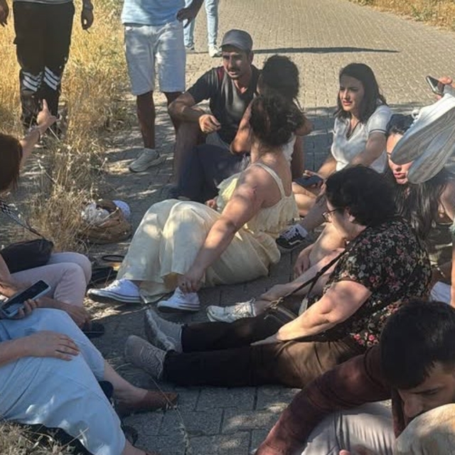 Kahta'da turistleri taşıyan minibüs devrildi: 13 yaralı
