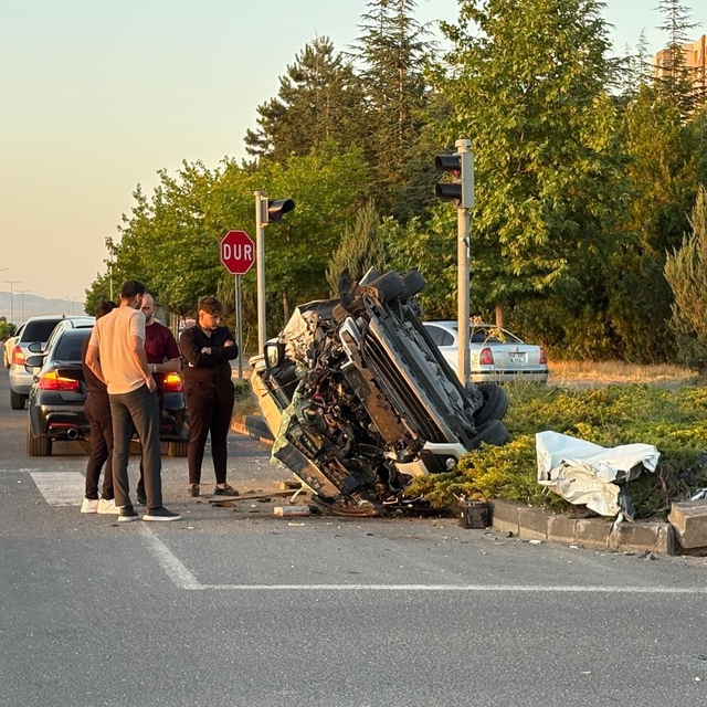 Otomobille çarpışan hafif ticari araç hurdaya döndü: 4 yaralı