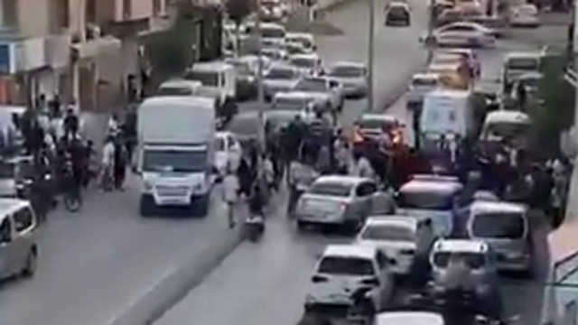 Adana'da husumetlilerin silahlı kavgasında yoldan geçen genç vurularak öldü