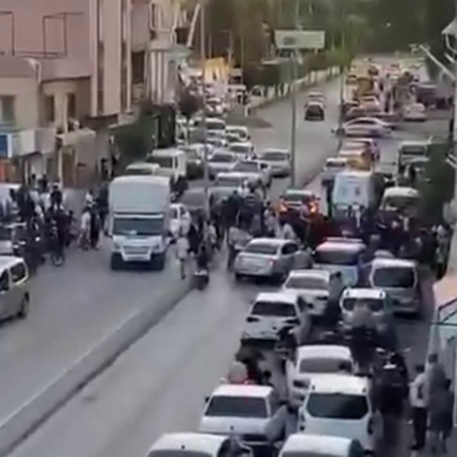Adana'da husumetlilerin silahlı kavgasında yoldan geçen genç vurularak öldü