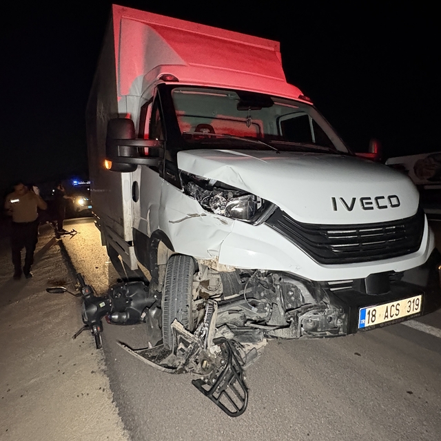 Çorum'da kamyonetle çarpışan motosikletin sürücüsü hayatını kaybetti