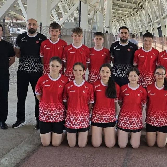 15 Yaş Altı Badminton Milli Takımı Erzincan'da kampa girdi