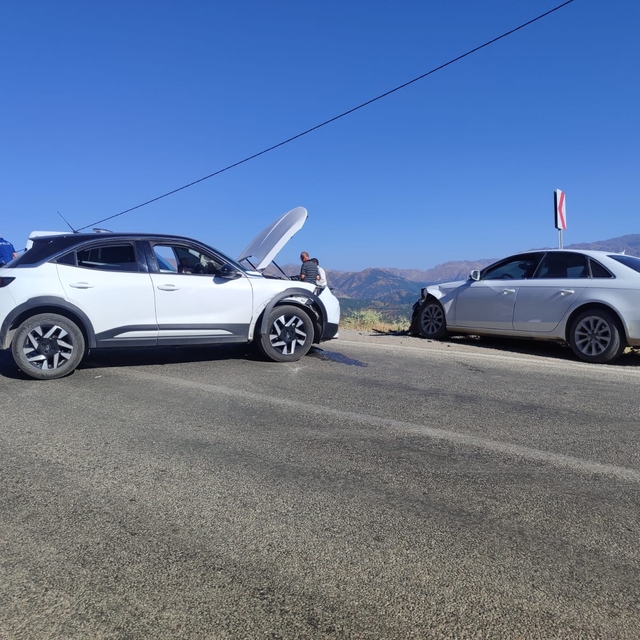 Bitlis'te otomobil ile SUV tipi aracın çarpışması sonucu 3 kişi yaralandı