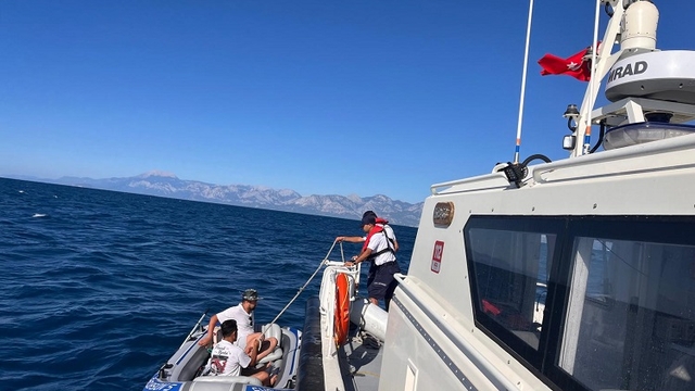 Antalya'da sürüklenen lastik bottaki 2 kişi kurtarıldı