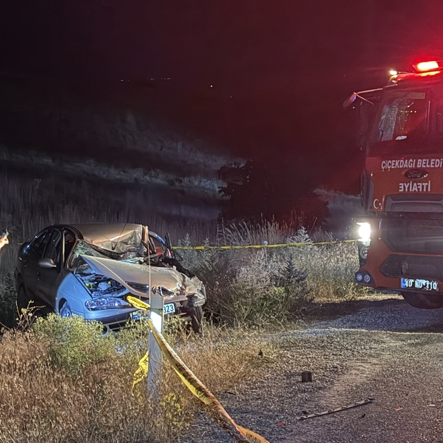 Kırşehir'de otomobil ile traktör çarpıştı: 1 ölü, 2 yaralı