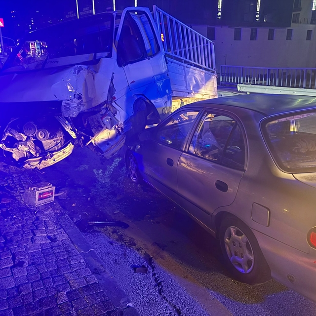 Niğde'de üç aracın karıştığı kazada 4 kişi yaralandı