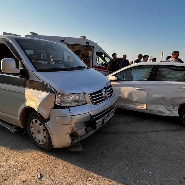 Sinop'ta minibüs ile otomobilin çarpıştığı kazada 4 kişi yaralandı