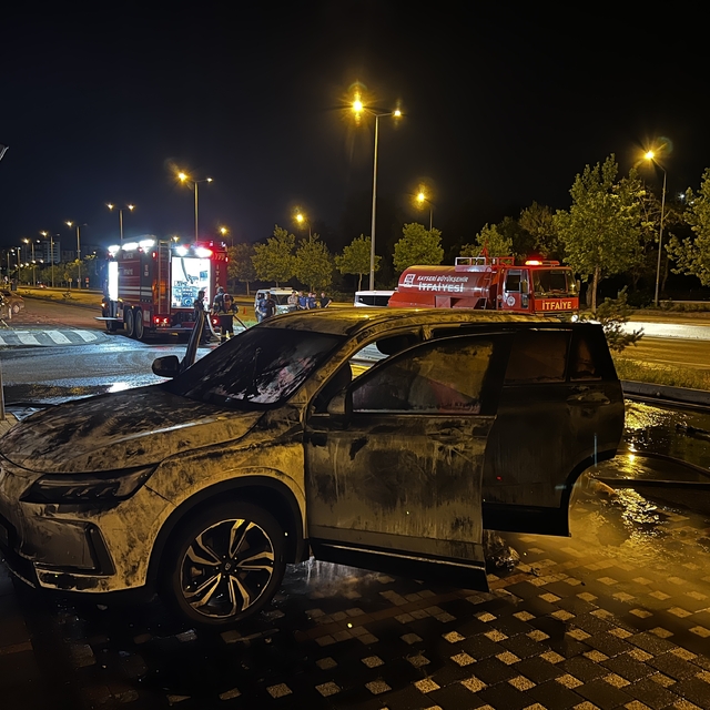 Kayseri'de şarj istasyonunda elektrikli otomobil alev aldı; o anlar kamerad...