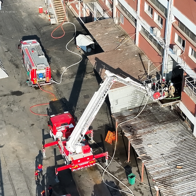 İzmir Limanı'ndaki binada çıkan yangın söndürüldü