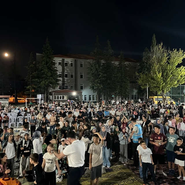 Banaz'da yaz Kur'an kursu öğrencileri açık havada sinema keyfi yaşadı
