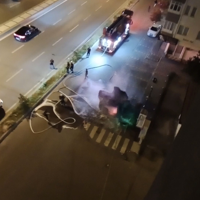 Kayseri'de alev alan elektrikli araç bomba gibi patladı... O anlar kamerada