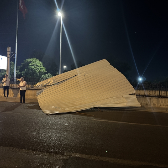 Bursa'da kuvvetli rüzgar nedeniyle çatı uçtu