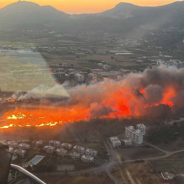 Mersin'de yangın, ekiplerin havadan ve karadan müdahalesiyle söndürüldü
