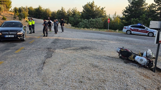 Motosiklet otomobile çarptı: 2 yaralı